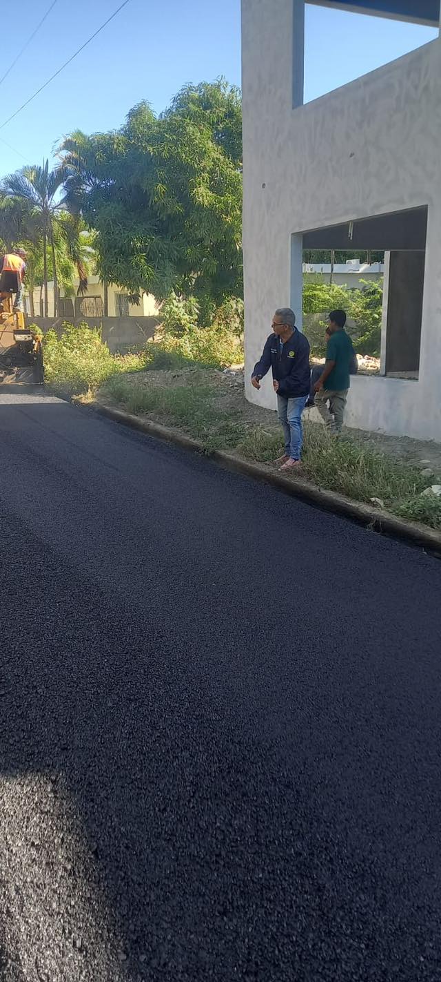 Supervisan avance de los trabajos de asfaltado en diversos sectores de Hatillo Palma
