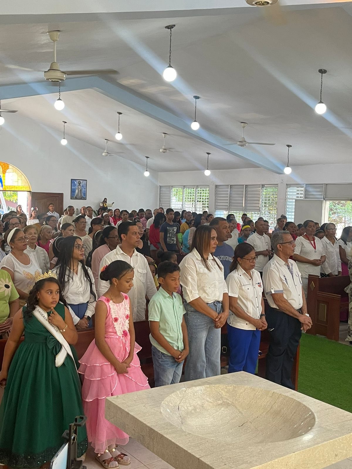 📰 Víctor Espinal participa en misa especial por el 15° aniversario de la Parroquia La Sagrada Familia