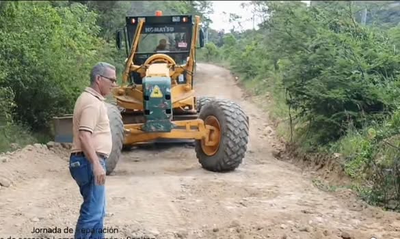 Director Víctor Espinal supervisa trabajos de acondicionamiento de la carretera de Loma de Solimán